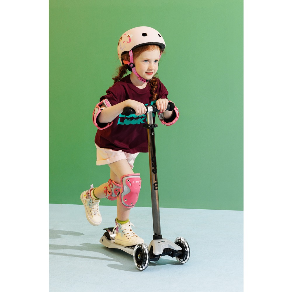 Micro Scooters | Maxi Micro Deluxe GLOW with T-Bar LED | Handlebar Adjustable | Lightweight | Boys & Girls | 5-12 years | Crystal Blue - Image 5