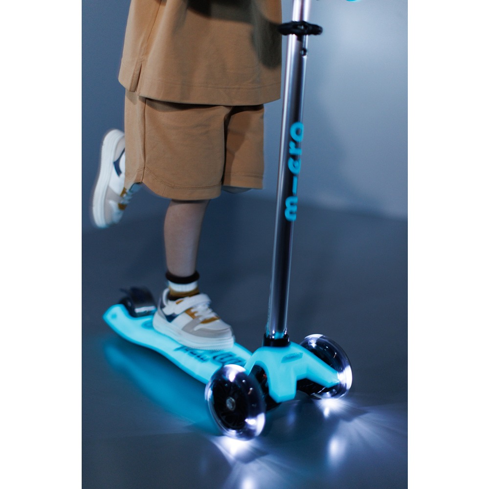 Micro Scooters | Maxi Micro Deluxe GLOW with T-Bar LED | Handlebar Adjustable | Lightweight | Boys & Girls | 5-12 years | Crystal Blue - Image 7